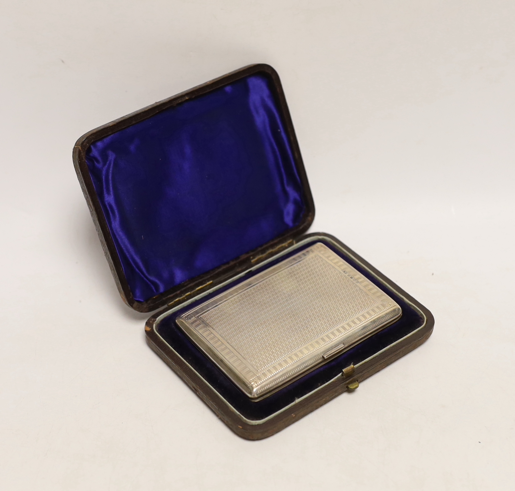 A late Victorian silver rectangular card/aide memoir purse, George Unite, Birmingham, 1885, 10cm, in fitted case.